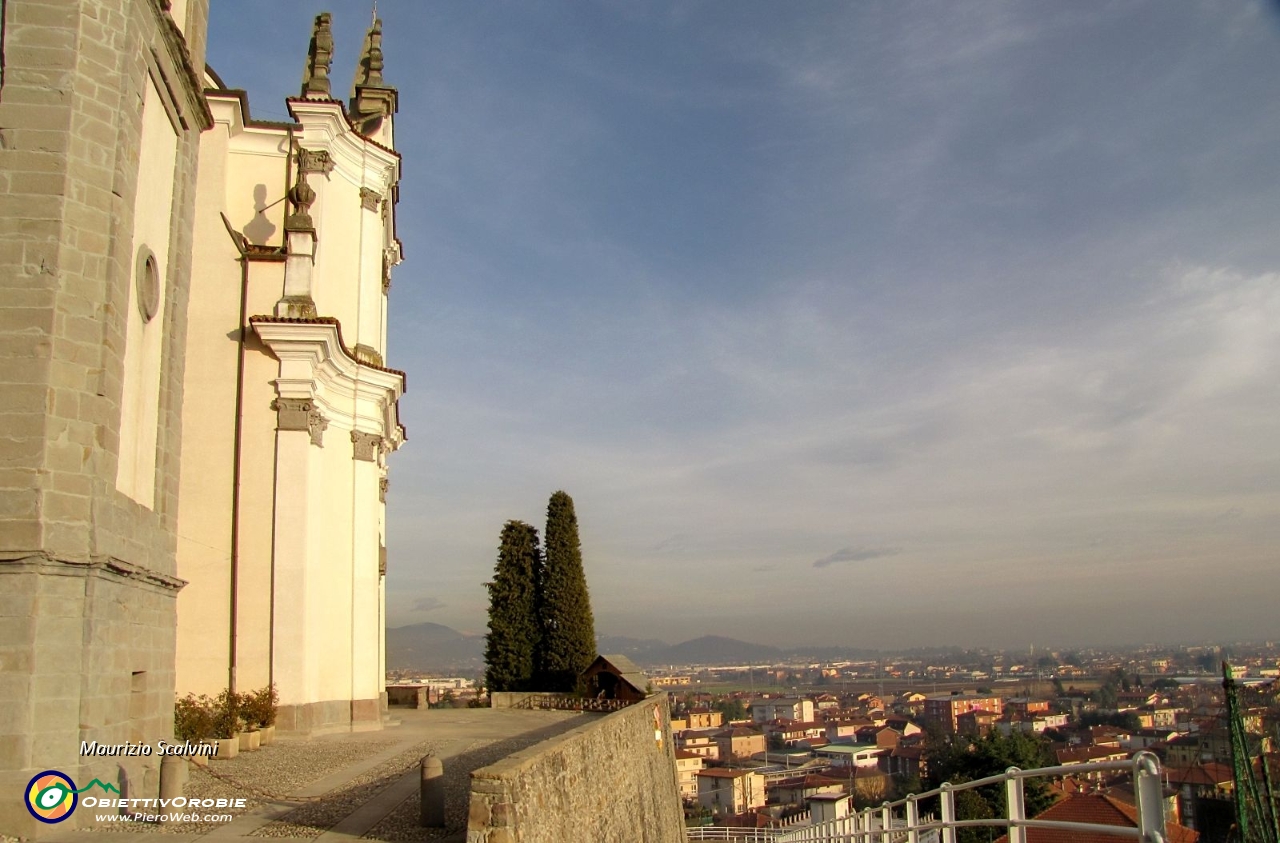 73 Il panoramico sagrato della parrocchiale....JPG